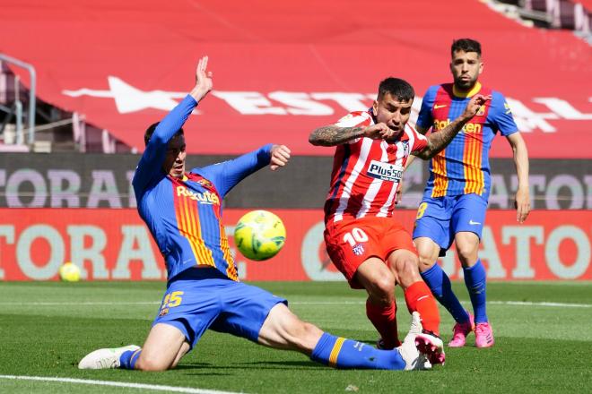 Ángel Correa dispara durante el Barcelona-Atlético de Madrid (Foto: Cordon Press).