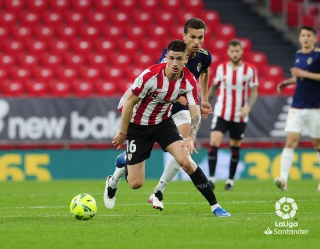 Oihan Sancet protege la pelota ante Osasuna en San Mamés (Foto: LaLiga).