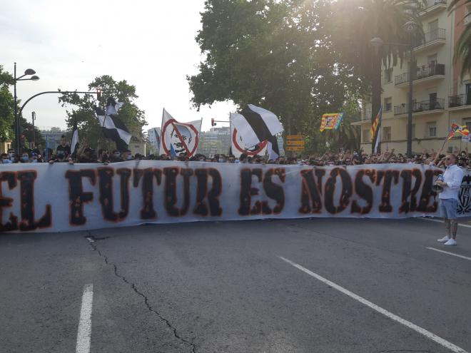 'El futur es nostre', otra pancarta de la afición del Valencia en la manifestación contra Lim y Anil Murthy