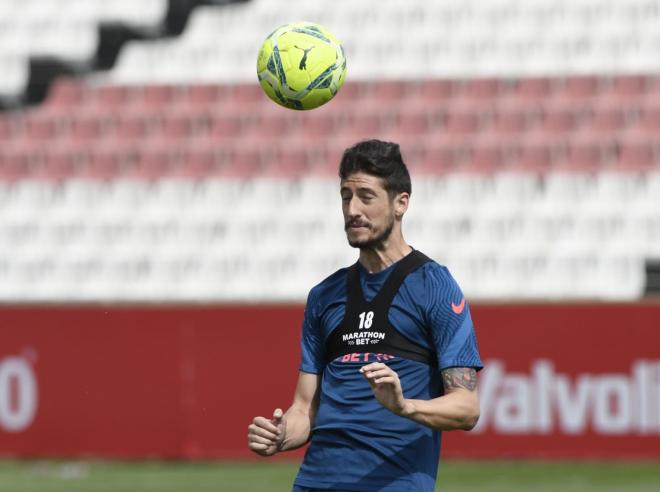 Escudero, que se despedirá del Sevilla desde el once inicial, en un entrenamiento (Foto: Kiko Hurtado).