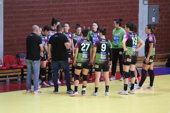 Suso, de espaldas, da órdenes a sus jugadoras (Foto: RF Málaga / Raúl Romero).