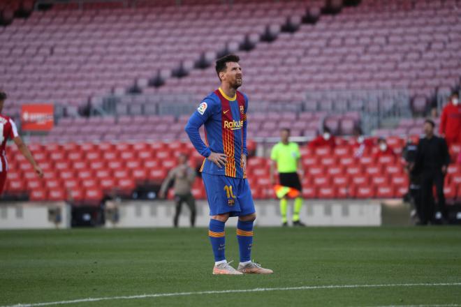 Leo Messi, cabizbajo durante el Barcelona-Atlético (Foto: Cordon Press).