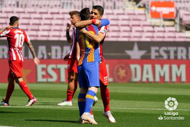 Leo Messi y Luis Suárez se abrazan en el Camp Nou (Foto: LaLiga).