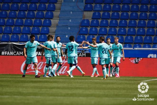 Los jugadores del Levante celebran un gol de Morales al Alavés (Foto: LaLiga).