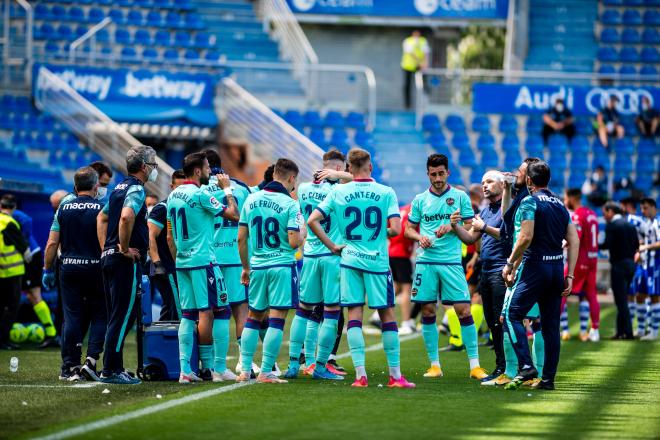 Paco López habla con los jugadores en el Alavés-Levante. (Foto: Levante UD)