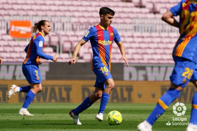 Pedri conduce el balón durante el Barcelona-Atlético.