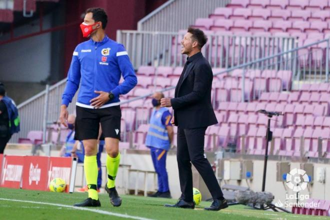 Simeone, en la banda del Camp Nou (Foto: LaLiga).