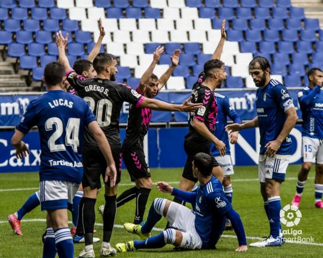 El Sabadell protesta una acción durante el partido ante el Real Oviedo (Foto: LaLiga).