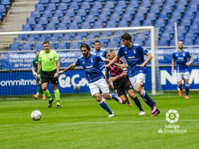 Arribas y Edgar protegen la pelota en el Real Oviedo-Sabadell (Foto: LaLiga).