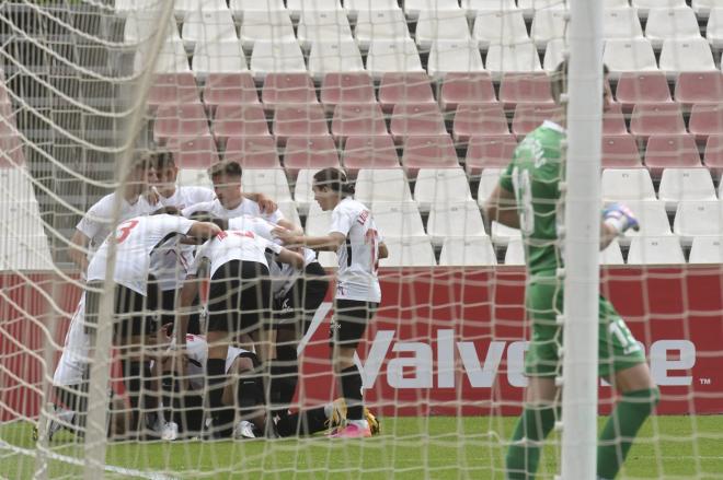 Celebración del gol del Sevilla Atlético (Foto: Kiko Hurtado).