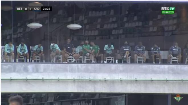 Jugadores del primer equipo viendo al Betis Deportivo.