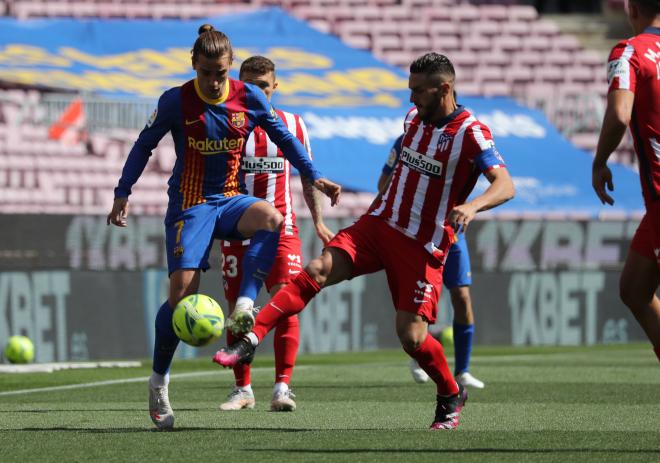 Koke y Griezmann pelean por un balón en el Barcelona-Atlético de Madrid (Foto: Cordon Press).