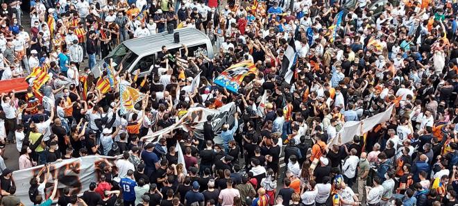 Manifestación de los aficionados del Valencia CF protestando contra Peter Lim