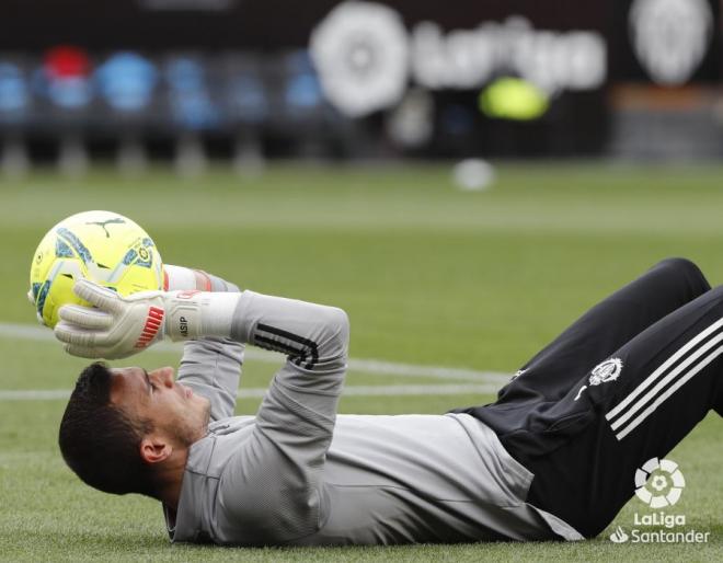 Masip, en el calentamiento del Valencia-Real Valladolid (Foto: LaLiga).