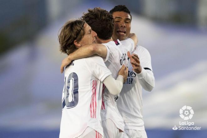 Modric, Odriozola y Casemiro celebran un gol del Real Madrid (Foto: LaLiga).