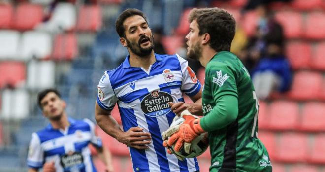 Celso Borges ante Ximo Miralles en el Numancia-Dépor (Foto: RCD).