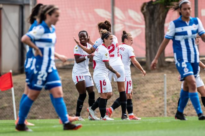 Las jugadoras del Sevilla Femenino celebran uno de sus goles al Deportivo (Foto: SFC).