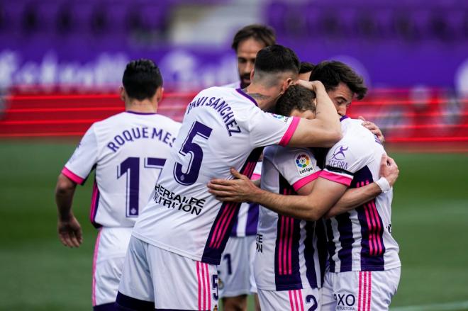 Los jugadores pucelanos, tras el gol anulado de Shon Weissman al Real Betis (Foto: Real Valladolid).