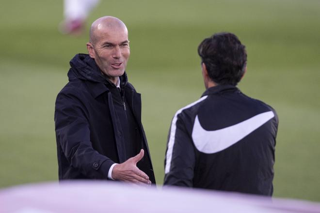 Zidane saluda al segundo entrenador del Sevilla (Foto: Cordon Press)