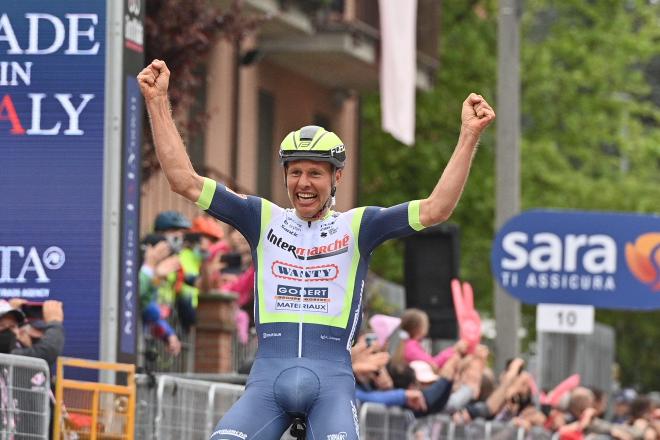 Taco Van der Hoorn celebra su victoria en el Giro de Italia 2021 (Foto: giroditalia).