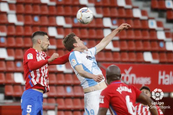 Borja López intenta despejar un balón aéreo en el Sporting-Lugo (Foto: LaLiga).