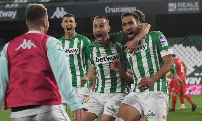 Borja Iglesias celebra el 2-1 en el Betis - Granada (Foto: Kiko Hurtado).