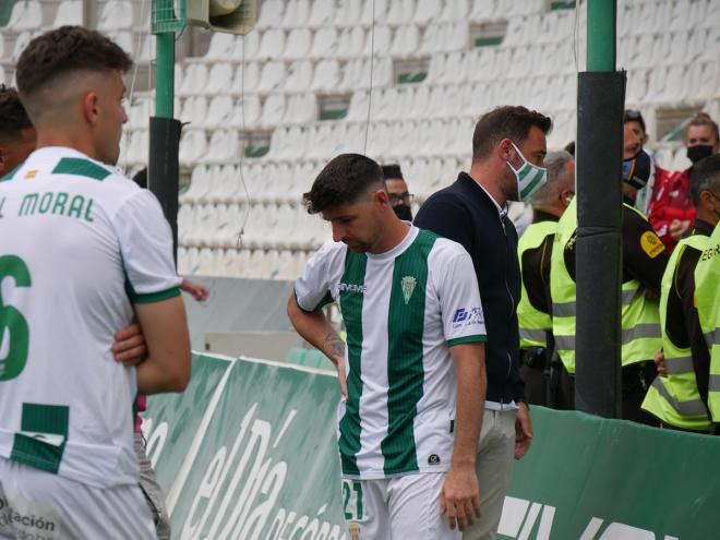 Javi Flores se lamenta en El Arcángel tras el descenso del Córdoba CF a Segunda División RFEF (F