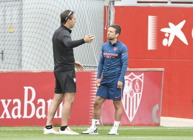 Lopetegui charla con el Papu Gómez en el entrenamiento de este lunes (Foto: Kiko Hurtado).