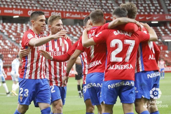 Los jugadores del Sporting festejan el gol al Lugo (Foto: LaLiga).