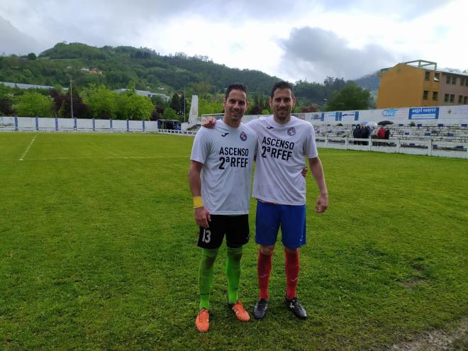 Los hermanos García Torre, exjugadores del Sporting, celebran el ascenso de la UD Llanera (Foto: @