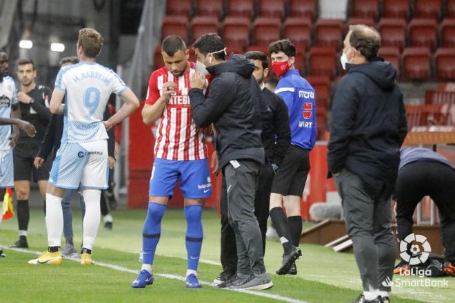 Javi Fuego recibe instrucciones en el área técnica durante el Sporting-Lugo (Foto: LaLiga).