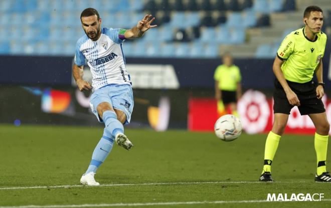 Lombán, chutando una falta ante el Mallorca (Foto: Málaga CF).