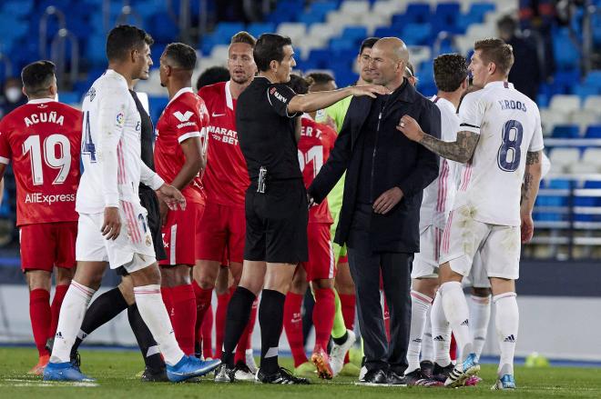 Martínez Munuera explica a Zidane y a Kroos por qué pitó el penalti de Militao (Foto: Cordon Press).