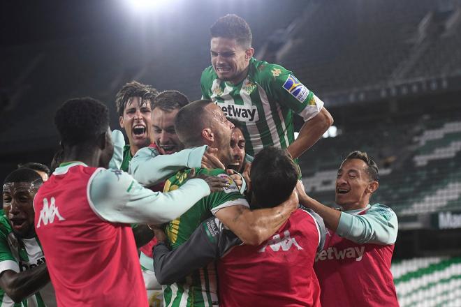 Celebración del gol de Borja Iglesias que supuso el 2-1 del Betis (Foto: Kiko Hurtado).