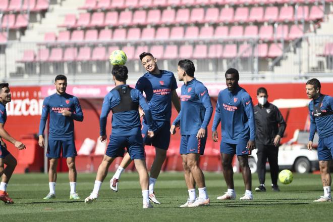 Los jugadores del Sevilla, en el entrenamiento de este martes (Foto: Kiko Hurtado).