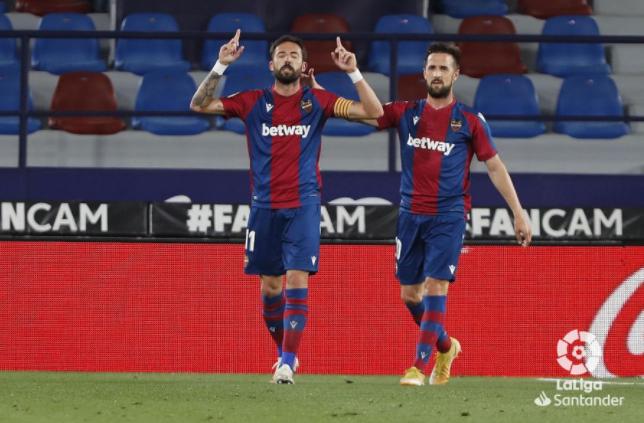 Morales señala al cielo para celebrar su gol al Barça (Foto: LaLiga).
