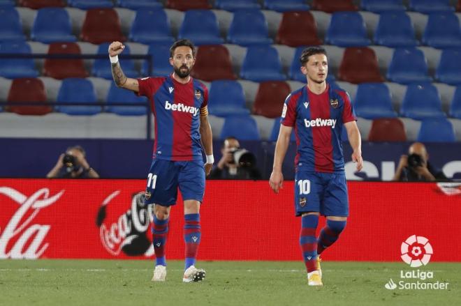 Morales levanta el puño para festejar un gol al Barça la campaña pasada. (Foto: LaLiga)