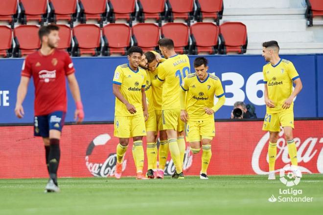 Los jugadores del Cádiz celebran el gol de Saponjic en el Osasuna-Cádiz (Foto: LaLiga).