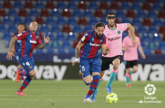 Morales progresa con el balón ante la presión de Busquets (Foto: LaLiga).