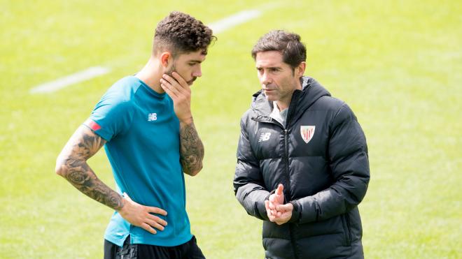 Marcelino charla con Unai Núñez en Lezama (Foto: Athletic Club).