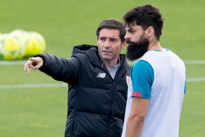 Marcelino habla con Asier Villalibre en Lezama (Foto: Athletic Club).