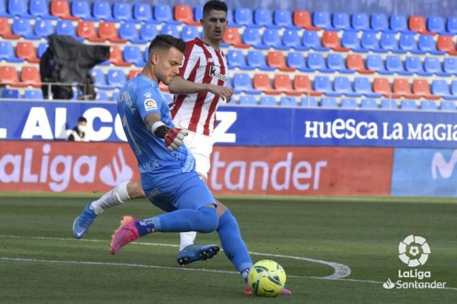 Sancet presiona a Álvaro Fernández durante un Huesca-Athletic (Foto: LaLiga).
