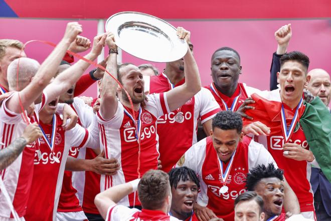 Daley Blind levanta la Eredivisie conquistada por el Ajax (Foto: Cordon Press).