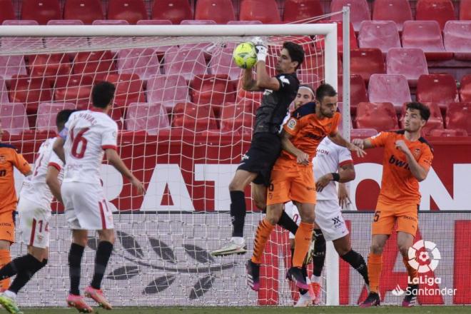 Ferro, en una acción del Sevilla FC - Valencia CF (Foto: LaLiga).