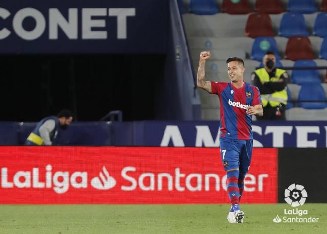 Sergio Léon levanta el puño tras marcarle al Barça y dar un punto al Levante. (Foto: LaLiga).