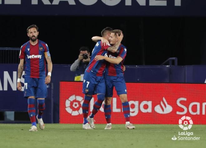 Sergio León recibe la felicitación de sus compañeros tras su gol al Barça (Foto: LaLiga).