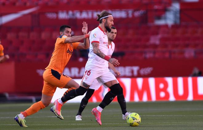 Gudelj, objetivo del Espanyol, durante un partido del Sevilla (Foto: Kiko Hurtado).