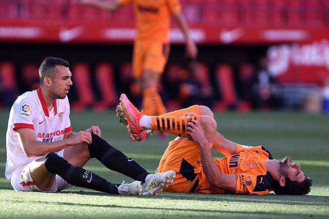 Guedes y Jordán, en el último partido entre el Sevilla y el Valencia. (Foto: Kiko Hurtado).