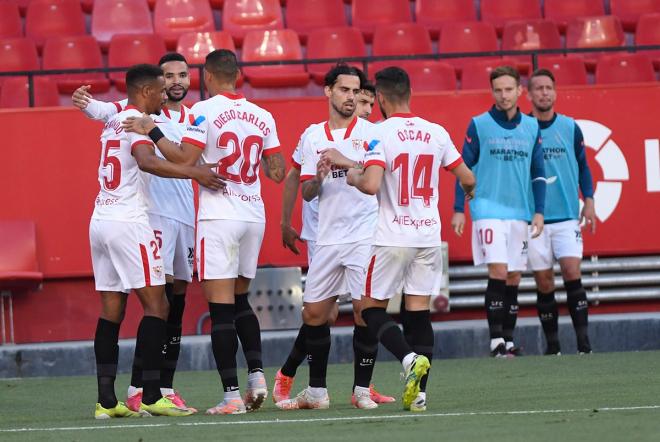 Los jugadores del Sevilla celebran el gol de En-Nesyri (Foto: Kiko Hurtado).