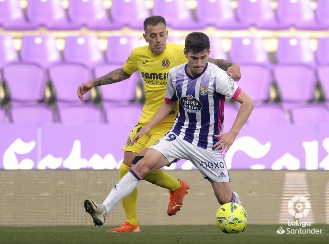 Toni Villa regatea durante el Valladolid-Villarreal (Foto: LaLiga).